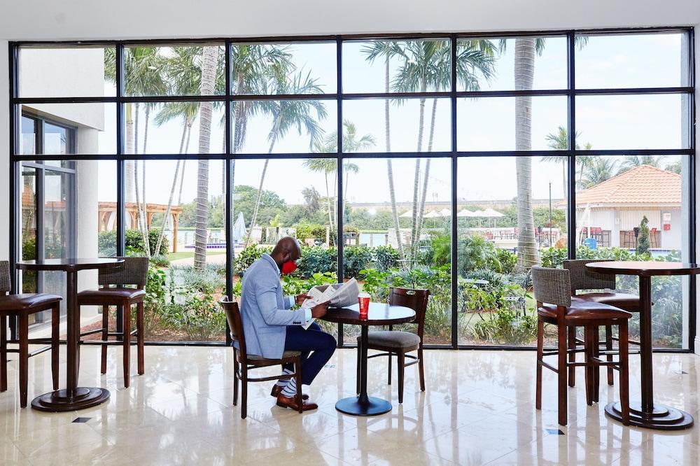 Hilton Palm Airport 3*