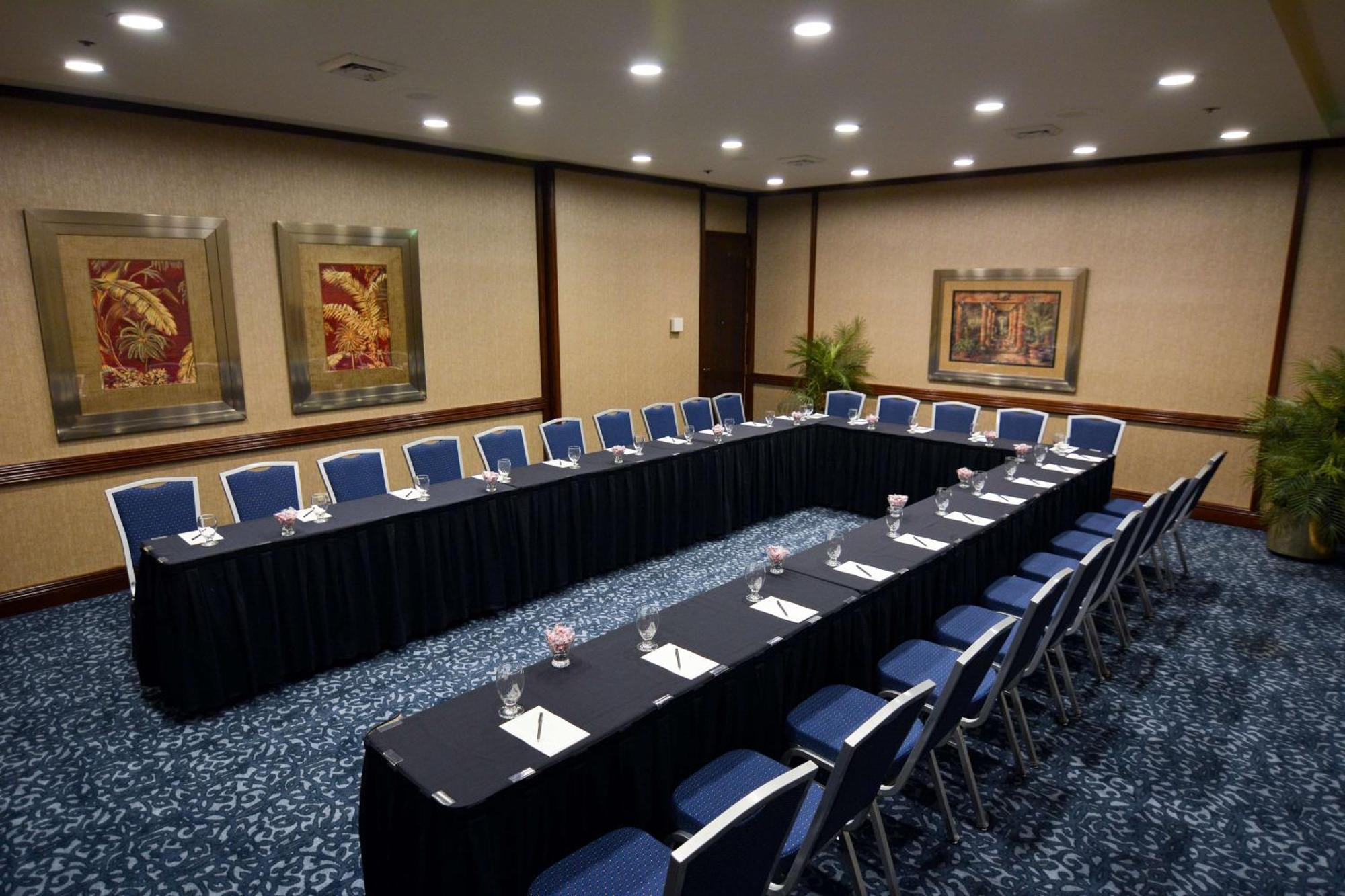 Hilton Palm Airport Hotel
